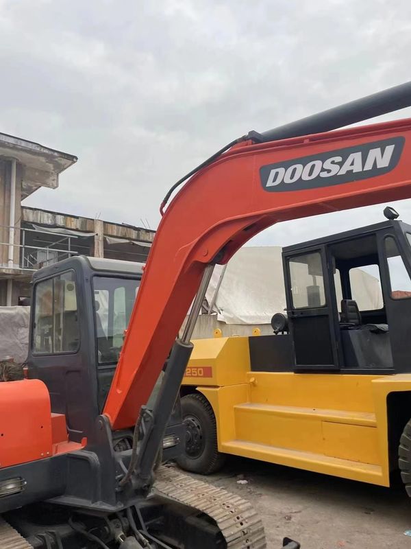 original second-hand Doushan DH55 excavator is in good condition strong and simple maintenance